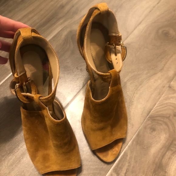 Authentic Burberry high heels - Picture 2 of 5